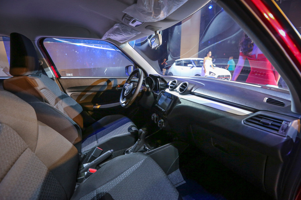 Vôlăng mới được bọc da, thiết kế 3 chấu dạng đáy phẳng cho cảm giác cầm rất thể thao, đầm tay. (Ảnh: Minh Sơn/Vietnam+)