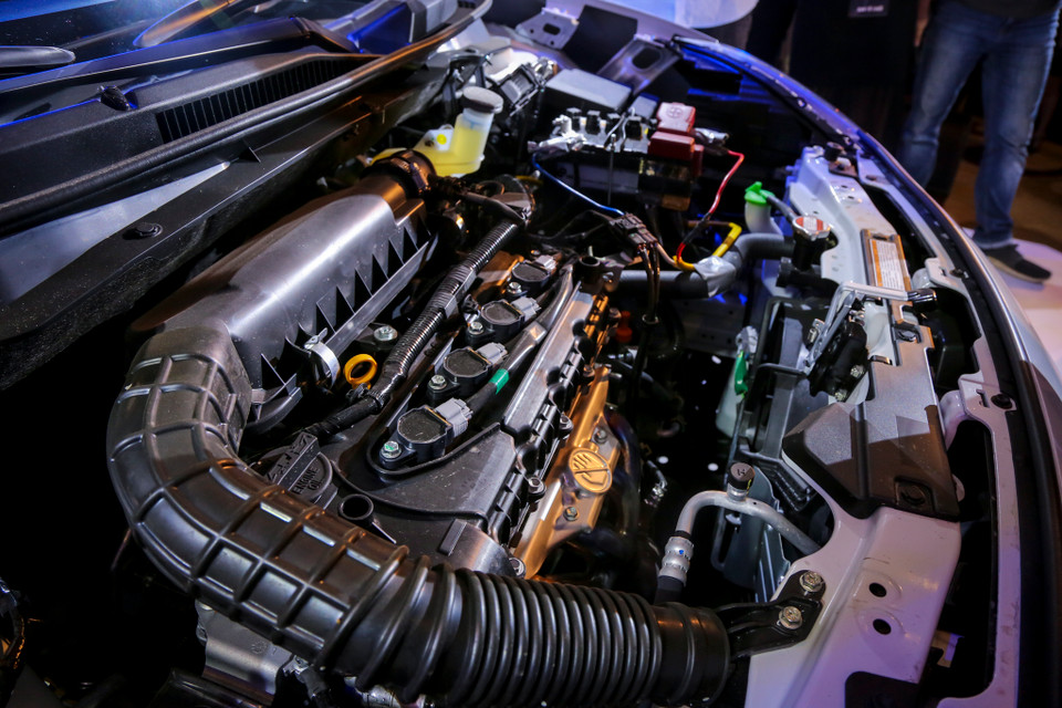 Xe sử dụng động cơ 1,2 lít, cho công suất 82 mã lực và mô-men xoắn cực đại 113 Nm. Về tính năng an toàn, xe sử dụng phanh đĩa ở cả bốn bánh, chế độ kiểm soát hành trình Cruise Control. Đáng tiếc, mẫu hatchback hạng B không có hệ thống cân bằng điện tử. (Ảnh: Minh Sơn/Vietnam+)