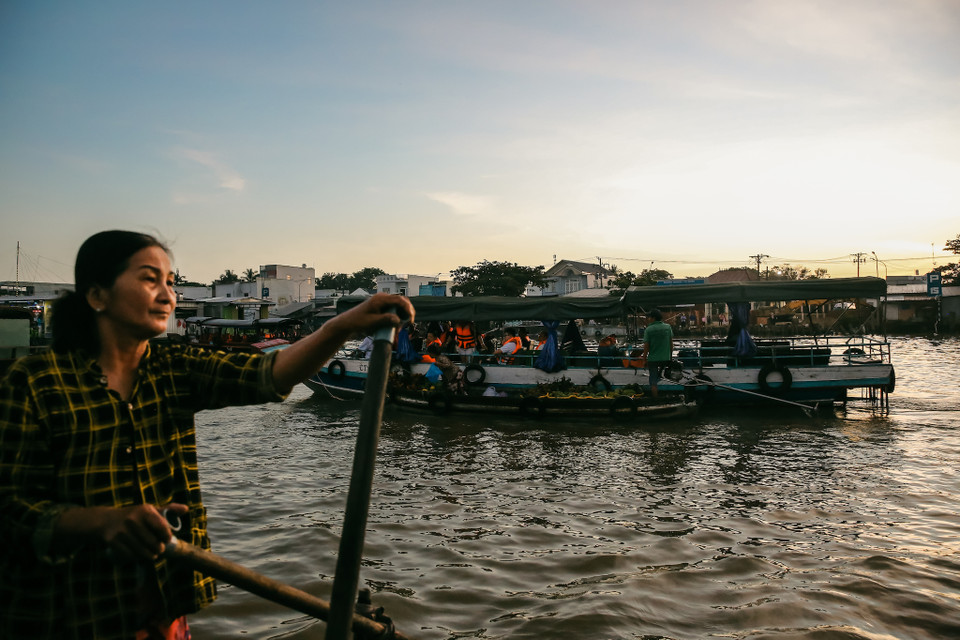 Ghe thuyền từ khắp mọi nơi đổ về, đậu san sát nhau cả một đoạn sông dài. Tiếng bạn hàng gọi nhau í ới, tiếng mặc cả mua bán nhộn nhịp hòa cùng tiếng ghe máy ì ạch, tiếng sóng nước vỗ vào mạn thuyền tạo nên một hỗn hợp âm thanh sôi động. (Ảnh: Minh Sơn/Vietnam+)