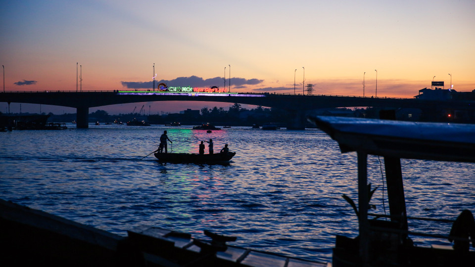 Ngồi trên chiếc ghe nhỏ và đón ngày mới cùng chợ nổi Cái Răng, du khách sẽ dần cảm nhận được từng nét đáng yêu của vùng đất Cần Thơ 'gạo trắng nước trong' độc đáo này. (Ảnh: Minh Sơn/Vietnam+)