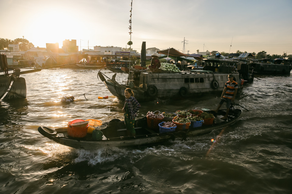 Mỗi chiếc ghe như một ngôi chợ di động trên sông. (Ảnh: Minh Sơn/Vietnam+)