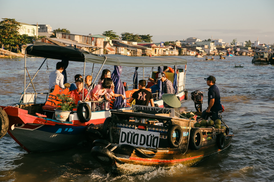 Thủa xưa, khu chợ này được hình để đáp ứng nhu cầu trao đổi, mua bán hàng hóa của người dân. Ngày nay, dù đường sá giao thương thuận lợi, nhưng người ta vẫn duy trì khu chợ nổi này như một nét đẹp văn hóa và phát triển du lịch. (Ảnh: Minh Sơn/Vietnam+)