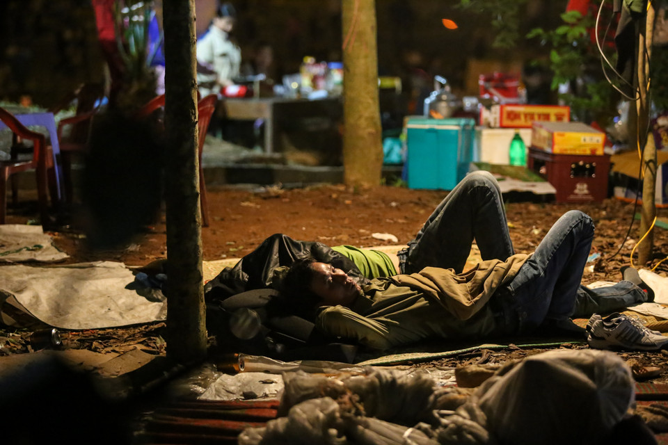 Giá cho thuê chiếu nghỉ qua đêm từ 50-80 ngàn/chiếc. (Ảnh: Minh Sơn/Vietnam+)