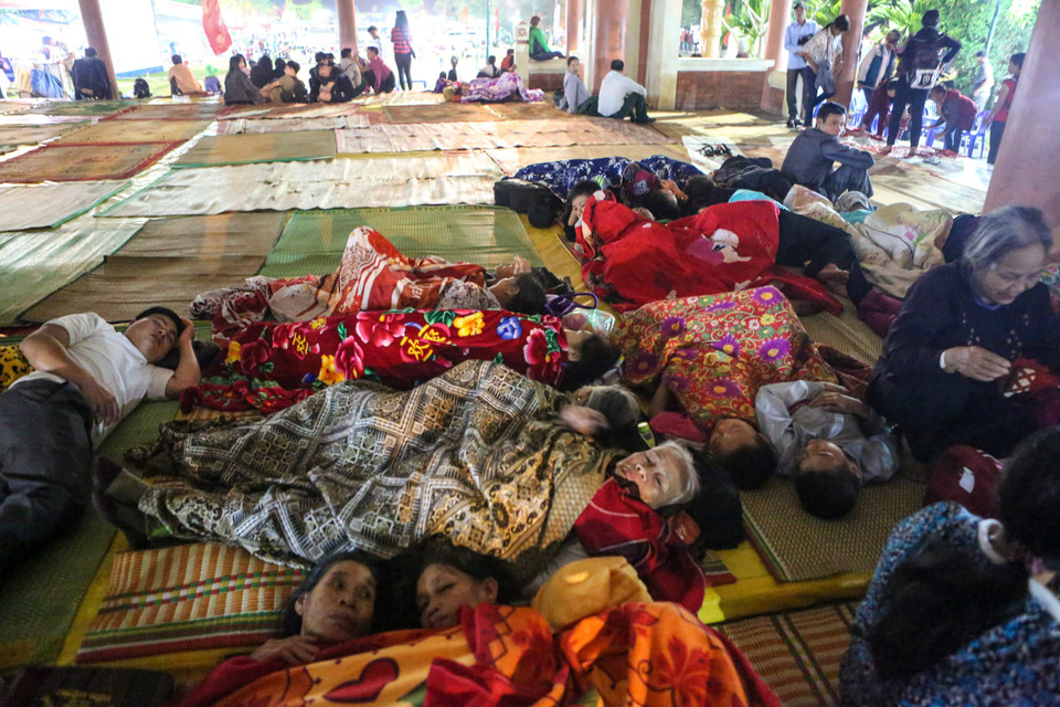 Cảnh tượng không hiếm gặp tại khu vực Đền Hùng đêm trước ngày Giỗ Tổ 10/3. (Ảnh: Minh Sơn/Vietnam+)