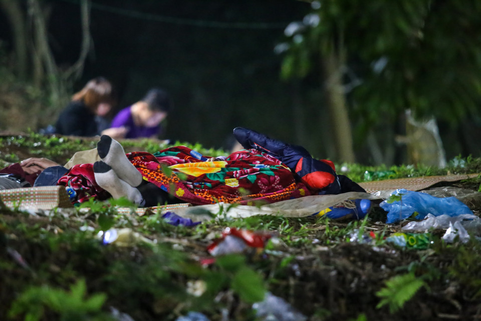 Người dân này lại chọn cho mình vị trí nằm xung quanh... đống rác. (Ảnh: Minh Sơn/Vietnam+)