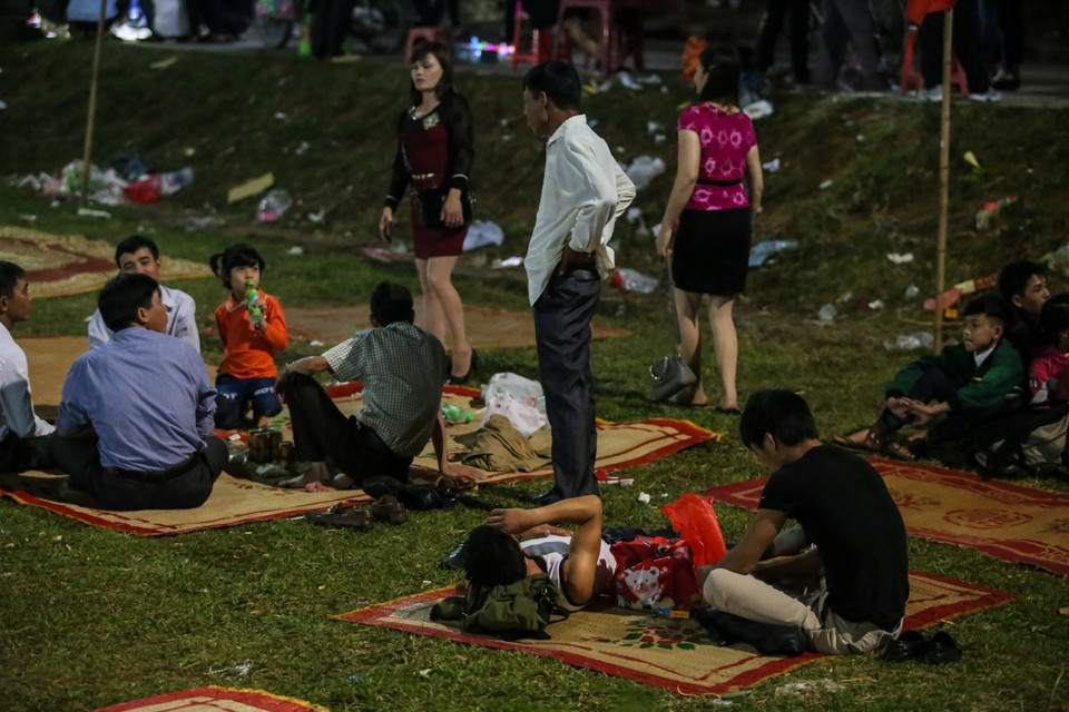 Tại các khu vực bãi cỏ, lối nghỉ ngơi dọc dường tại nhiều khu vực tham quan không khó để bắt gặp cảnh các gia đình nằm tụ tập với nhau. (Ảnh: Minh Sơn/Vietnam+)