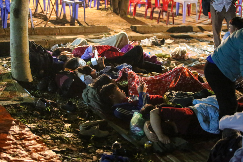 Theo Ban tổ chức lễ hội Đền Hùng, việc cho thuê chiếu không bị cấm. Tuy nhiên việc trải chiếu cho thuê này không được chèo kéo khách cũng như giá cho thuê không được quá 20 ngàn đồng/chiếc. (Ảnh: Minh Sơn/Vietnam+)