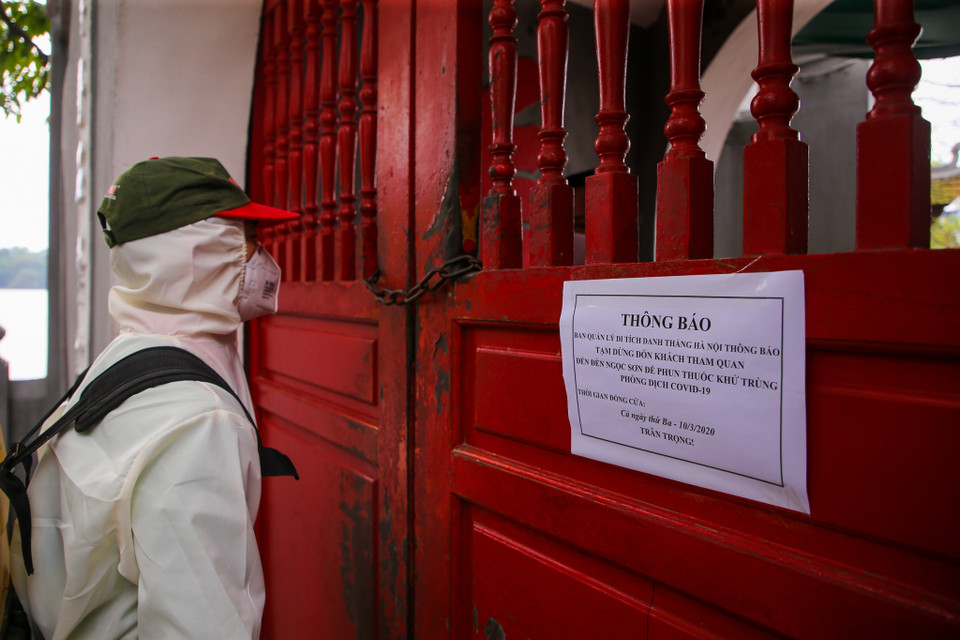 Di tích đền Ngọc Sơn mỗi ngày đón hàng ngàn du khách trong và ngoài nước cũng tạm dừng mở cửa để tiến hành khử khuẩn. (Ảnh: Minh Sơn/Vietnam+)