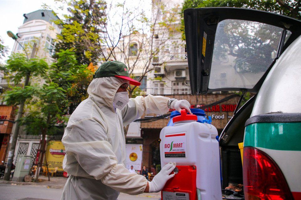 Đội nhân viên phun khử trùng cho biết, đây là lần thứ 4 tiến hành tẩy rửa các khu di tích này kể từ khi dịch COVID-19 bùng phát. (Ảnh: Minh Sơn/Vietnam+)