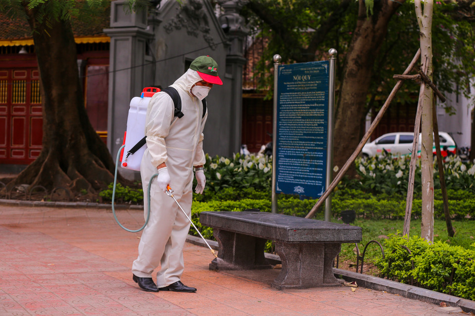 Khu vực xung quanh các điểm di tích cũng được tiến hành khử khuẩn nhằm đảm bảo an toàn cho người dân và du khách. (Ảnh: Minh Sơn/Vietnam+)