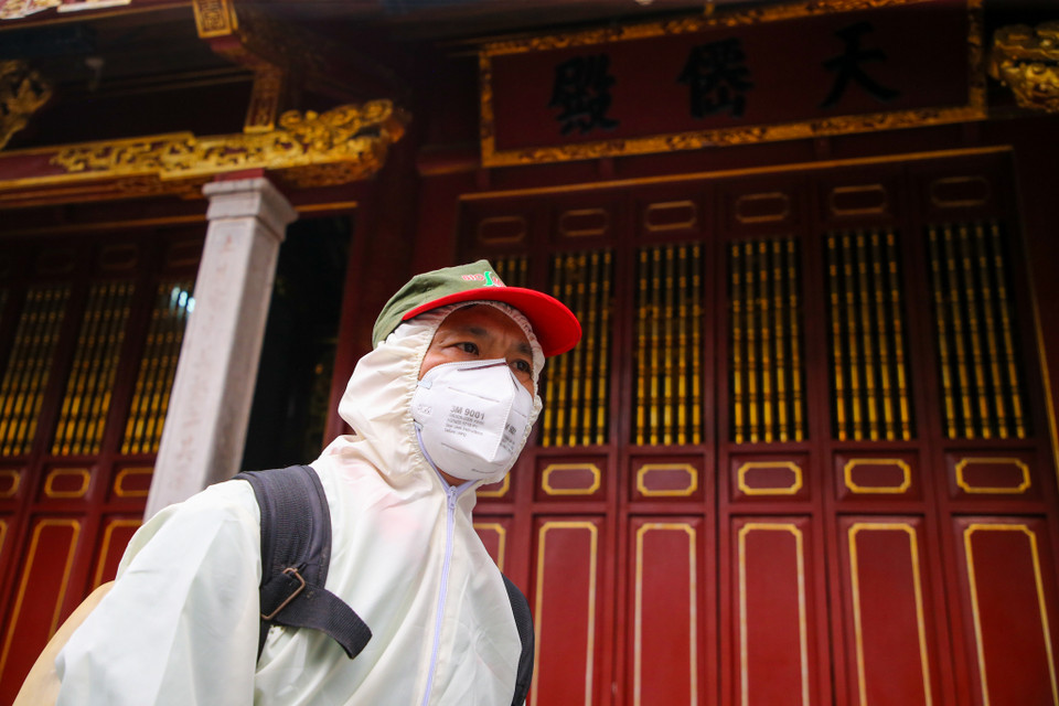 Trong chiều 10/3, khoảng 7 điểm di tích quanh quận Hoàn Kiếm (Hà Nội) sẽ được tiến hành phun thuốc khử trùng. (Ảnh: Minh Sơn/Vietnam+)