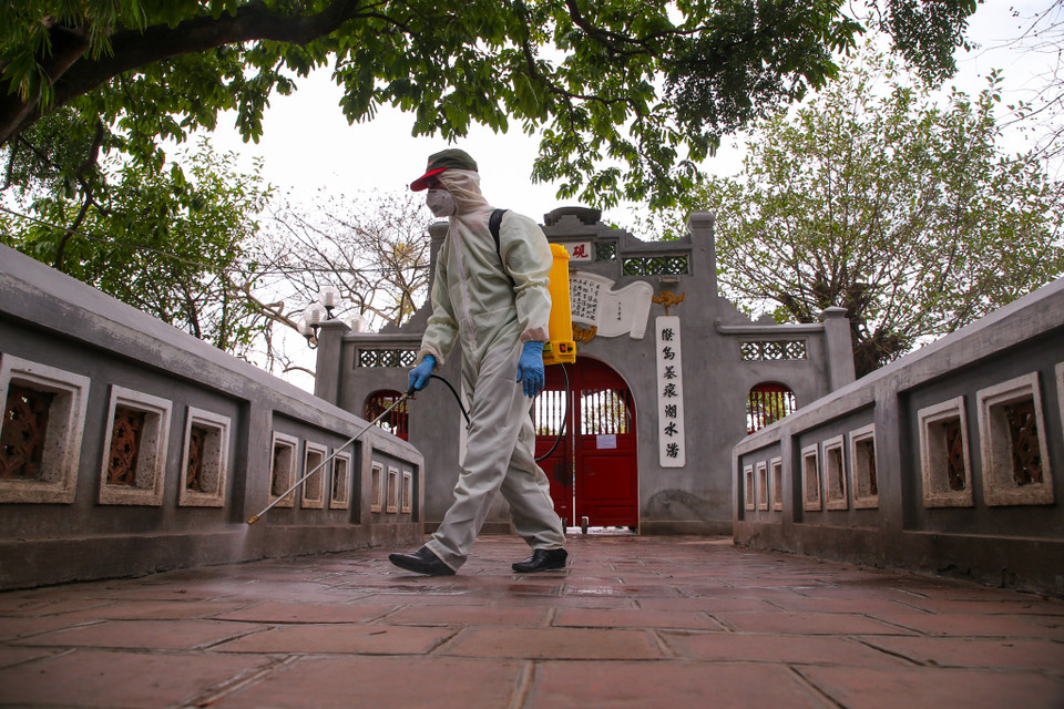 Theo thông báo, đền Ngọc Sơn dừng đón khách trong ngày 10/3 để thực hiện công tác khử khuẩn đồng thời tập huấn nâng cao kỹ năng phòng, chống dịch bệnh cho nhân viên. (Ảnh: Minh Sơn/Vietnam+)