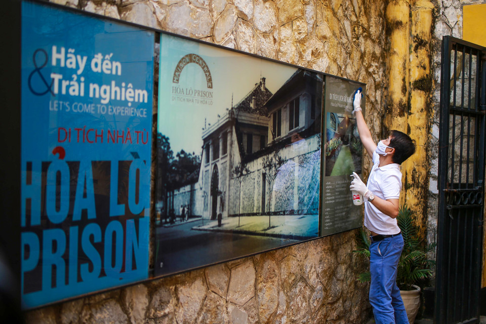 Trước đó, qua trích xuất camera tại Di tích nhà tù Hoả Lò thấy sáng 2/3, hai du khách đã đến Di tích Hoả Lò. Trong thời gian này di tích có 15 khách lẻ, đội ngũ cán bộ, nhân viên có 3 vị trí tiếp xúc trực tiếp là quầy bán vé, soát vé, lễ tân phục vụ. Các nhân viên này tự giác xin được cách ly nhà. (Ảnh: Minh Sơn/Vietnam+)