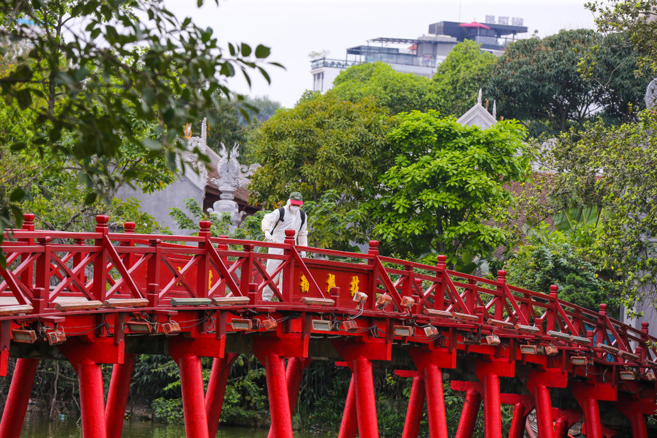 Khu vực cầu Thê Húc, một điểm tham quan nổi tiếng được tiến hành khử trùng cẩn thận. (Ảnh: Minh Sơn/Vietnam+)