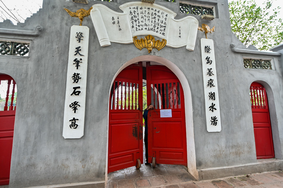 Di tích đền Ngọc Sơn mỗi ngày đón hàng ngàn du khách trong và ngoài nước cũng tạm dừng mở cửa để tiến hành khử khuẩn. (Ảnh: Minh Sơn/Vietnam+)