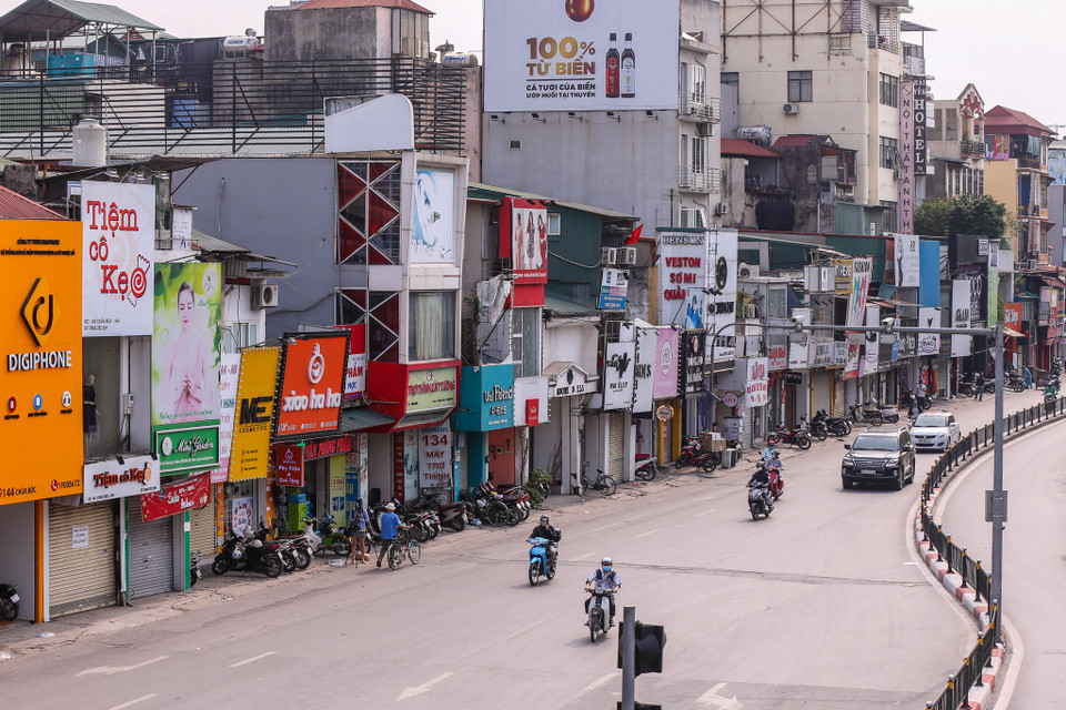 Trên phố Chùa Bộc, một trong những con phố mua sắm sầm uất nhất Hà Nội cũng trở nên đìu hiu sau khi Việt Nam liên tục các ca nhiễm COVID-19 mới trong những ngày qua. (Ảnh: Minh Sơn/Vietnam+)