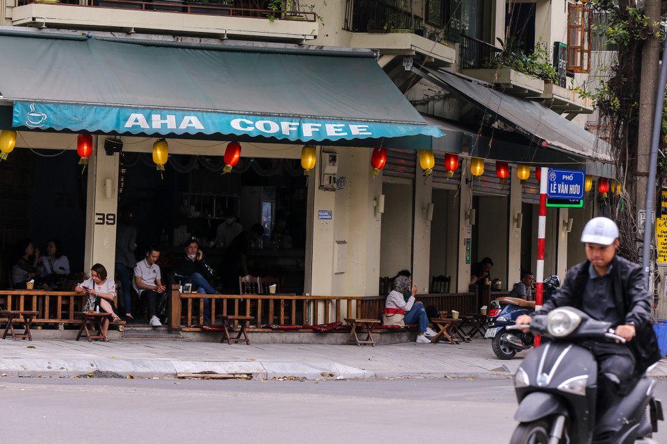 Các quán cà phê lớn trên phố cũng vắng bóng khách hàng khi đây là những địa điểm đẹp, nhiều người qua lại. (Ảnh: Minh Sơn/Vietnam+)