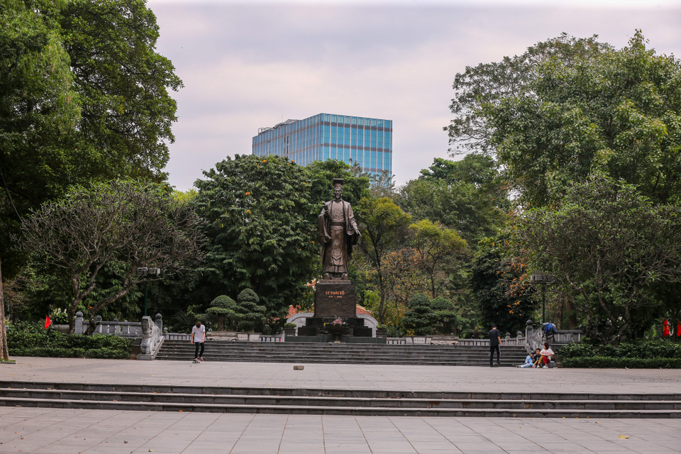 Trên các tuyến phố du lịch xung quanh Hồ Gươm đều ghi nhận hình ảnh vắng vẻ khác xa so với thường ngày. (Ảnh: Minh Sơn/Vietnam+)