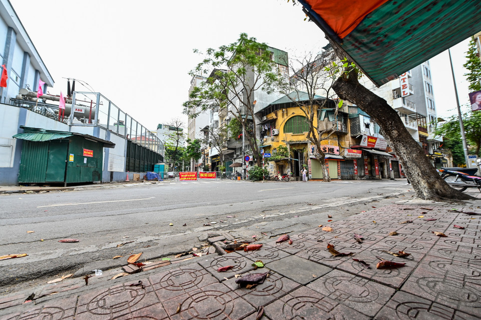 Khu vực phường Trúc Bạch, nơi ghi nhận ca nhiễm COVID-19 đầu tiên tại Hà Nội trở nên vắng lặng. (Ảnh: Minh Sơn/Vietnam+)
