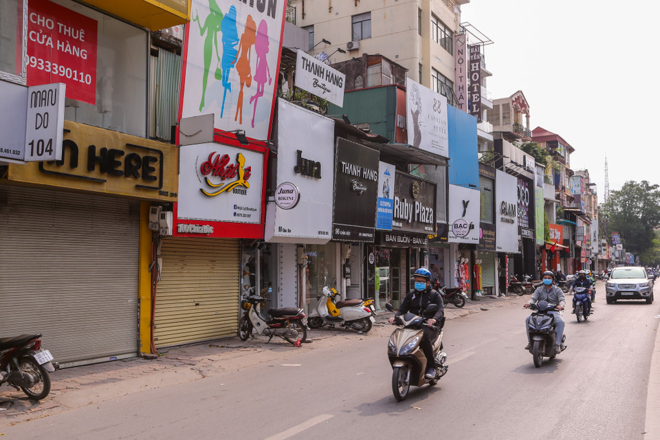 Hàng loạt cửa hàng thời trang tại đây đã đóng cửa hoặc treo biển sang nhượng, cho thuê lại cửa hàng. (Ảnh: Minh Sơn/Vietnam+)