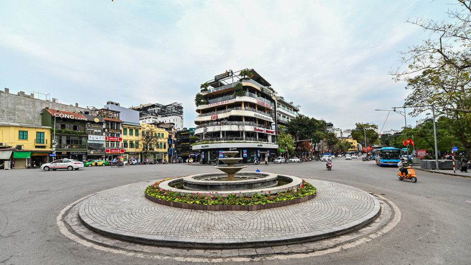 Thời điểm 10 giờ trưa tại khu vực Hàm Cá Mập (Hoàn Kiếm, Hà Nội) rất ít người dân qua lại, không còn hình ảnh đông đúc du khách như mọi ngày. (Ảnh: Minh Sơn/Vietnam+)