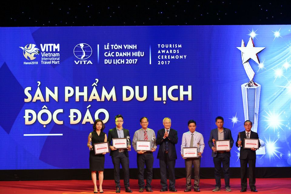 Tại lễ vinh danh năm nay, Hiệp hội du lịch Việt Nam cũng lựa chọn 6 sản phẩm du lịch độc đáo để trao giải, đây là những sản phẩm du lịch đáp ứng được tiêu chí: mới, hấp dẫn, khai thác và phát huy tiềm năng du lịch của một hoặc nhiều điểm đến, địa phương. (Ảnh: Minh Sơn/Vietnam+)