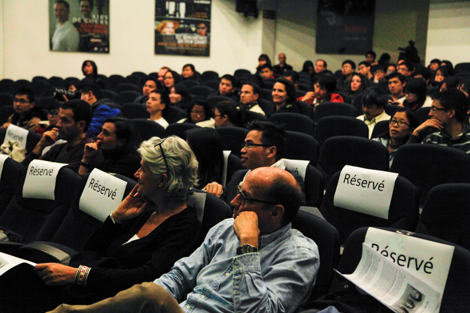 Rất đông các khán giả đặc biệt là những khán giả trẻ đến tham dự lễ khai mạc và công chiếu bộ phim ‘Hồn ma’. (Ảnh: Thành Nguyễn/Vietnam+)