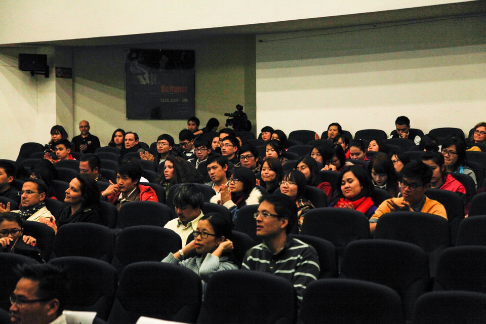 Rất đông các khán giả, đặc biệt là những khán giả trẻ đến tham dự lễ khai mạc và công chiếu bộ phim ‘Hồn ma’. (Ảnh: Thành Nguyễn/Vietnam+)