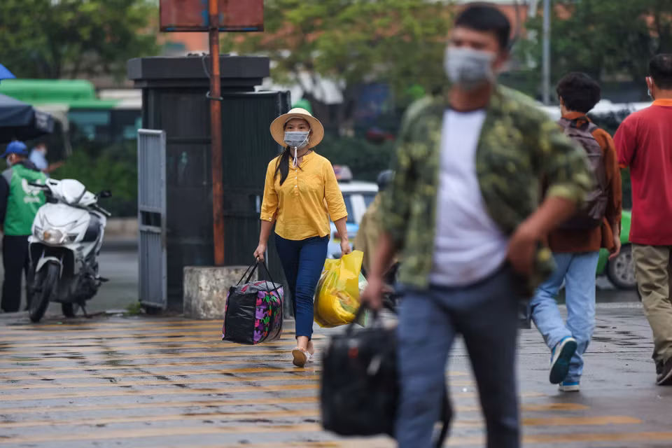 Ghi nhận tại bến xe Mỹ Đình thời điểm 15 giờ, đã có rất nhiều người dân tranh thủ bắt xe để rời khỏi Hà Nội. (Ảnh: Minh Sơn/Vietnam+)