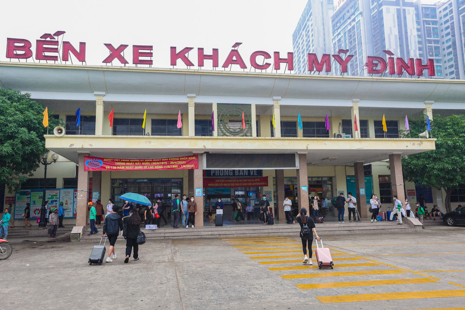 Ngày 29/4 là ngày làm việc cuối cùng trước khi bước vào kỳ nghỉ lễ 30/4 và 1/5. Thời gian nghỉ kéo dài nên nhiều người chọn về quê thay vì ở lại Thủ đô. (Ảnh: Minh Sơn/Vietnam+)