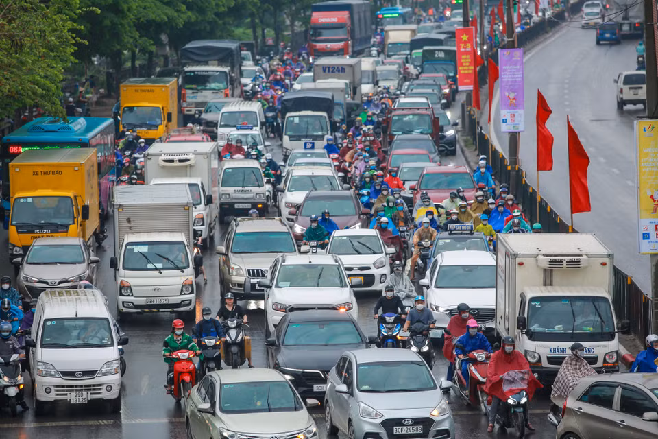 Nhiều phương tiện phải nhích từng chút một để di chuyển, thậm chí có thời điểm dừng chờ hàng chục phút. (Ảnh: Minh Sơn/Vietnam+)