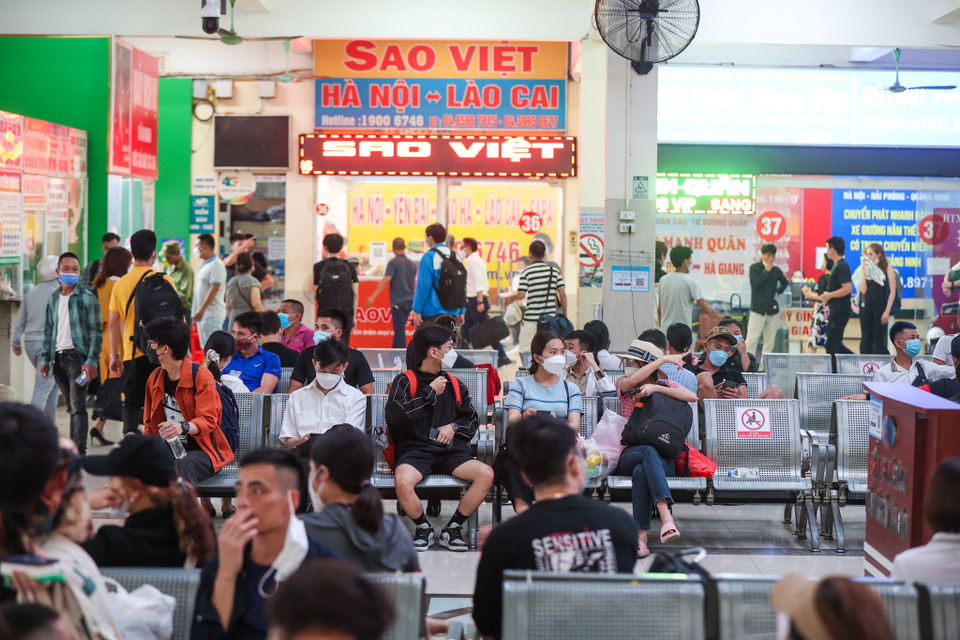 Theo đại diện bến xe Mỹ Đình, số lượng khách năm nay mặc dù đông hơn so với ngày thường nhưng vẫn không bằng những năm trước khi xảy ra dịch. (Ảnh: Minh Sơn/Vietnam+)