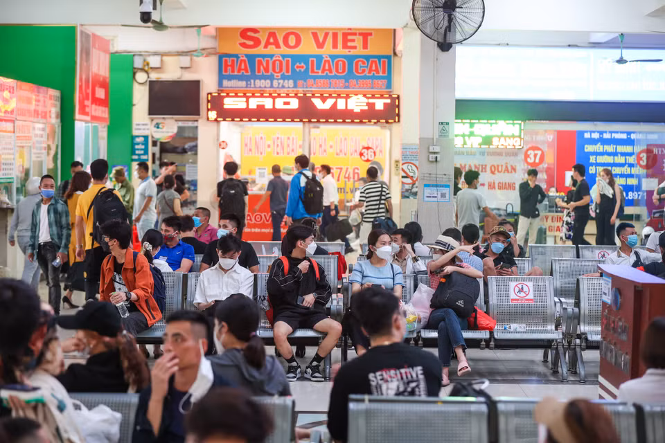 Theo đại diện bến xe Mỹ Đình, số lượng khách năm nay mặc dù đông hơn so với ngày thường nhưng vẫn không bằng những năm trước khi xảy ra dịch. (Ảnh: Minh Sơn/Vietnam+)