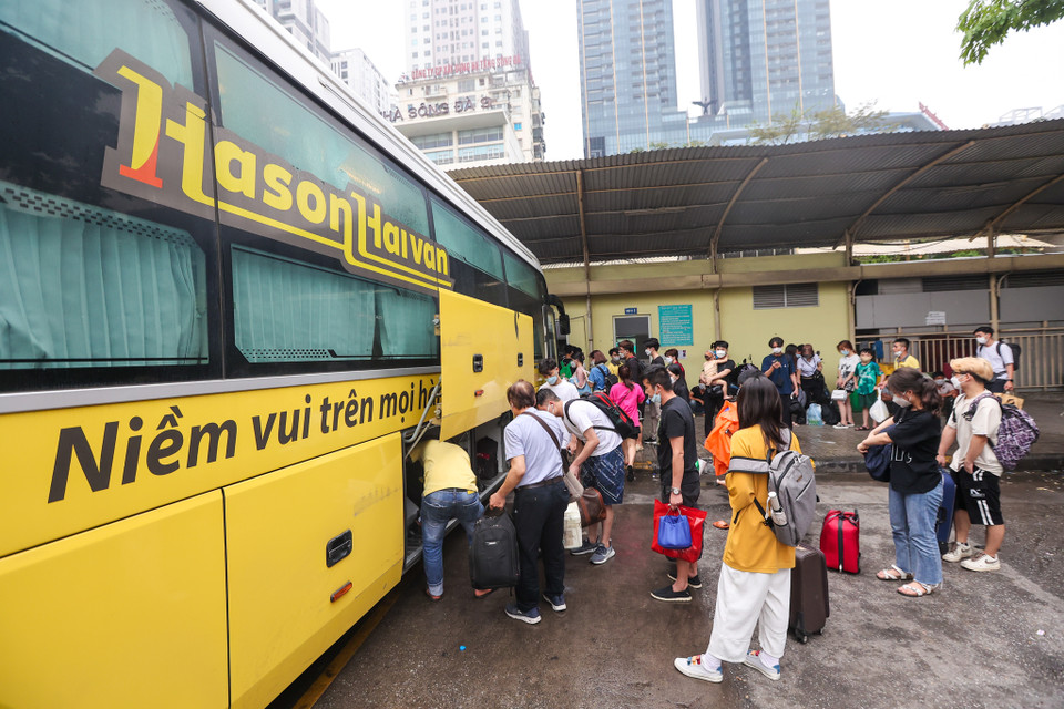 Ghi nhận đến khoảng 17 giờ, lượng khách để về bến xe mới ngày một đông đúc hơn. (Ảnh: Minh Sơn/Vietnam+)