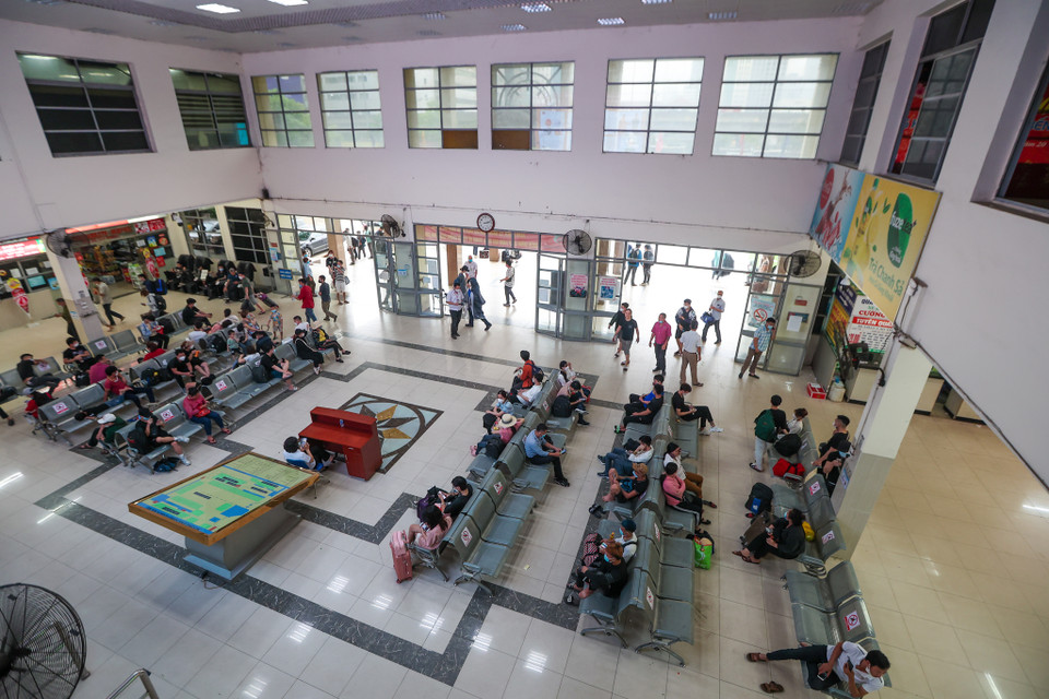 'Bến xe Mỹ Đình cũng đã bố trí nhân viên phối hợp với lực lượng chức năng đảm bảo công tác phòng chống dịch COVID-19; đảm bảo trật tự an ninh; không để ùn tắc trong sân trả khách; không để hiện tượng lôi kéo, tranh dành khách, ép giá, ép khách; kiểm tra xe xuất bến… nhằm đáp ứng nhu cầu đi lại tốt nhất của người dân,” ông Sơn nhấn mạnh. (Ảnh: Minh Sơn/Vietnam+)
