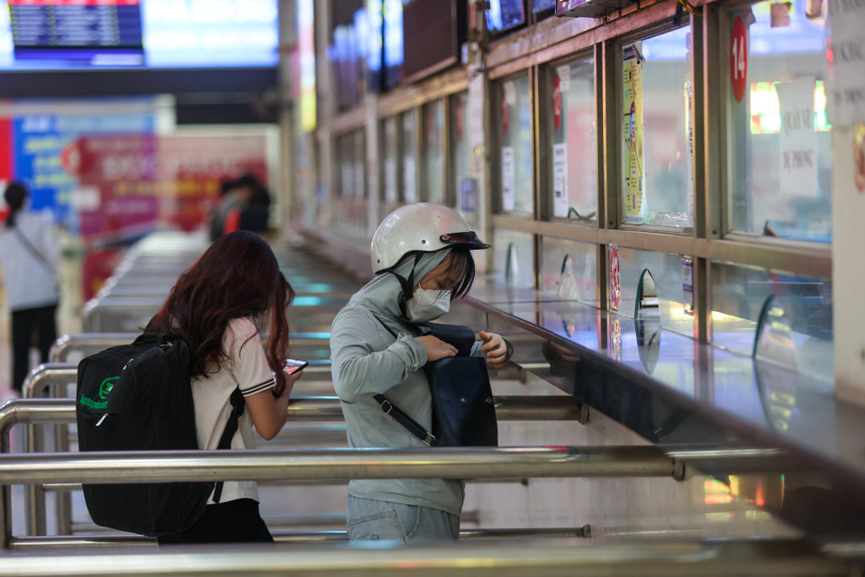 Tại các phòng vé không xảy ra tình trạng chen chúc xếp hàng mua vé. (Ảnh: Minh Sơn/Vietnam+)