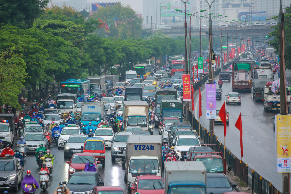 Tại tuyến đường Giải Phóng, các khu vực bến xe Giáp Bát, Nước Ngầm ùn tắc kéo dài. (Ảnh: Minh Sơn/Vietnam+)