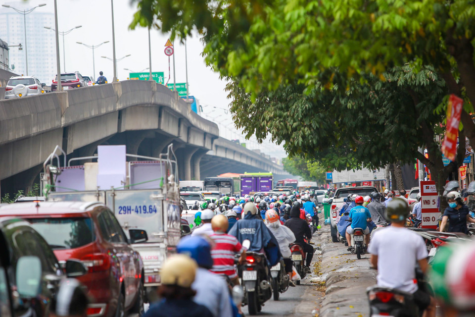 Các tuyến đường 'cửa ngõ' Thủ đô đều rơi vào tình trạng ùn tắc hàng dài, các xe phải 'chôn chân,' di chuyển chậm. (Ảnh: Minh Sơn/Vietnam+)