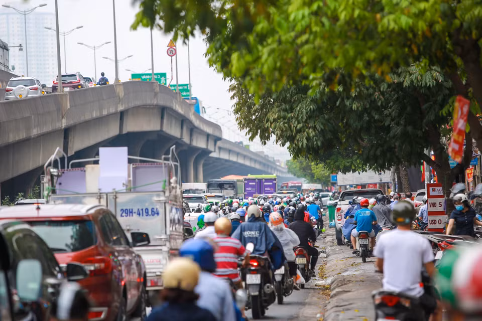 Các tuyến đường 'cửa ngõ' Thủ đô đều rơi vào tình trạng ùn tắc hàng dài, các xe phải 'chôn chân,' di chuyển chậm. (Ảnh: Minh Sơn/Vietnam+)