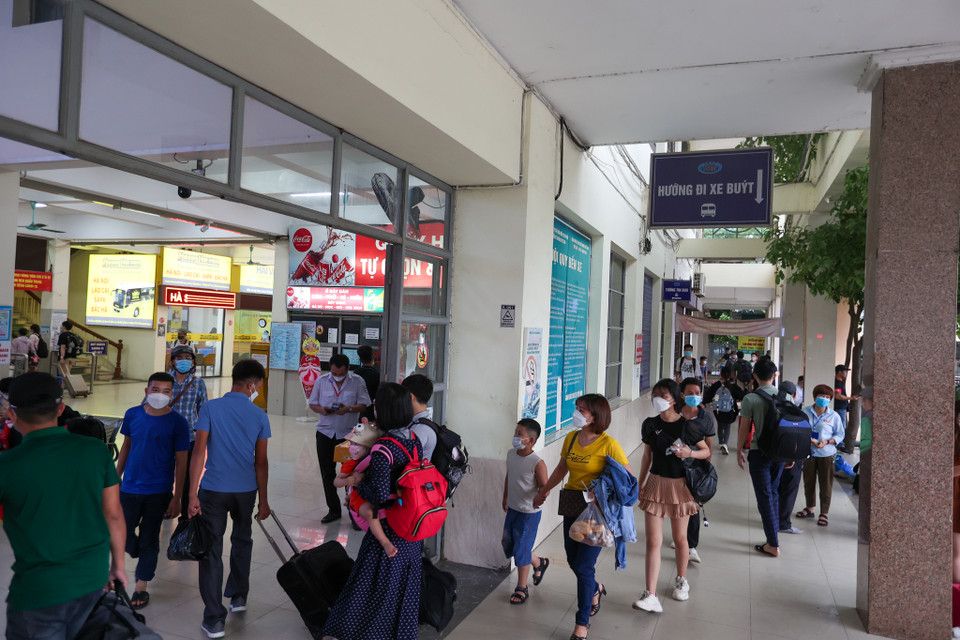 Ông Lý Trường Sơn, Giám đốc bến xe Mỹ Đình cho biết trong ngày hôm nay, lượng khách qua bến rơi vào khoảng 10 ngàn lượt, tăng khoảng 40-50% so với ngày thường. Số xe xuất bến khoảng 800 xe và chưa phải dùng đến lượng phương tiện tăng cường. (Ảnh: Minh Sơn/Vietnam+)