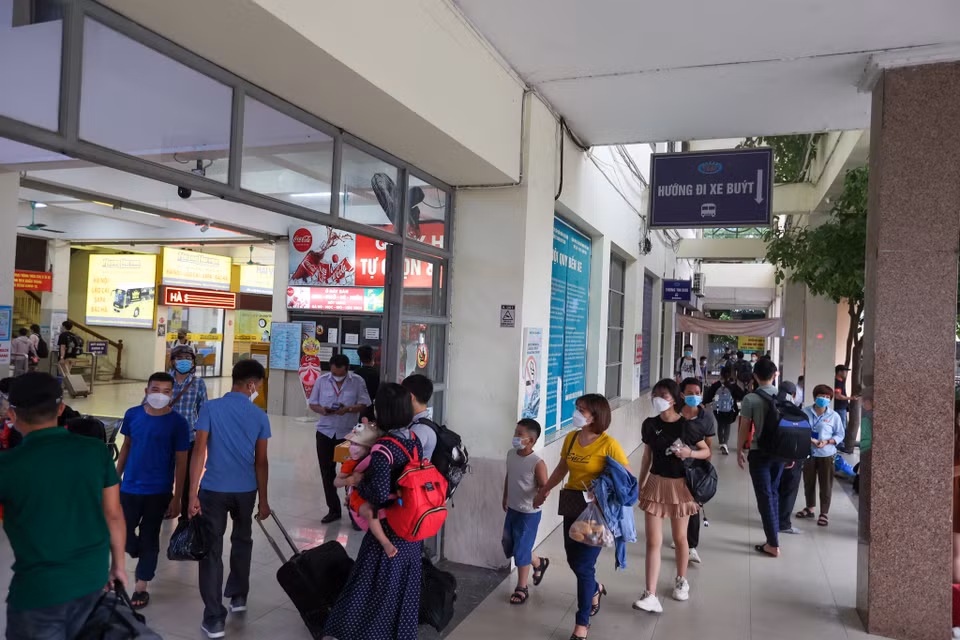 Ông Lý Trường Sơn, Giám đốc bến xe Mỹ Đình cho biết trong ngày hôm nay, lượng khách qua bến rơi vào khoảng 10 ngàn lượt, tăng khoảng 40-50% so với ngày thường. Số xe xuất bến khoảng 800 xe và chưa phải dùng đến lượng phương tiện tăng cường. (Ảnh: Minh Sơn/Vietnam+)