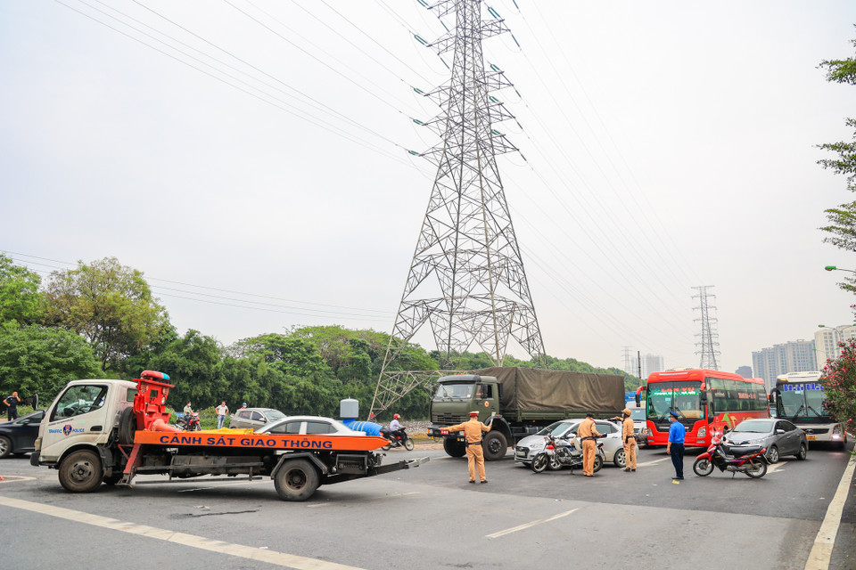 Lực lượng chức năng tổ chức phân luồng để đảm bảo giao thông trong ngày cuối cùng người dân đi làm trước kỳ nghỉ lễ. (Ảnh: Việt Anh/Vietnam+)