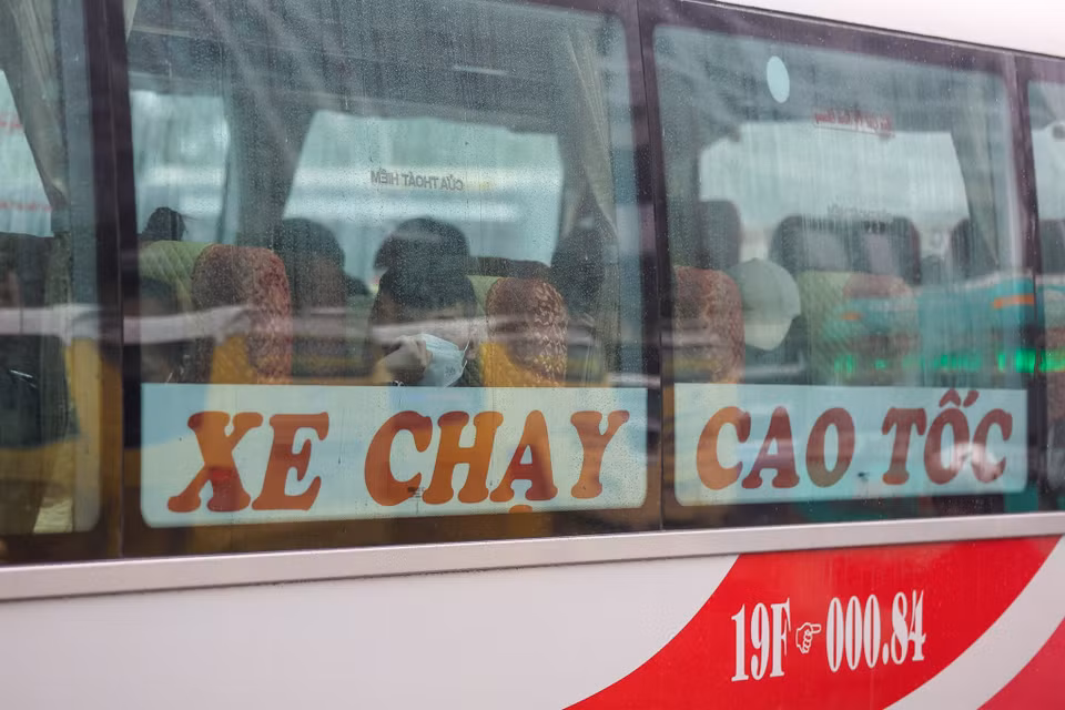 Tình trạng ùn tắc khiến các xe khách rất vất vả để rời khỏi Thủ đô. (Ảnh: Minh Sơn/Vietnam+)
