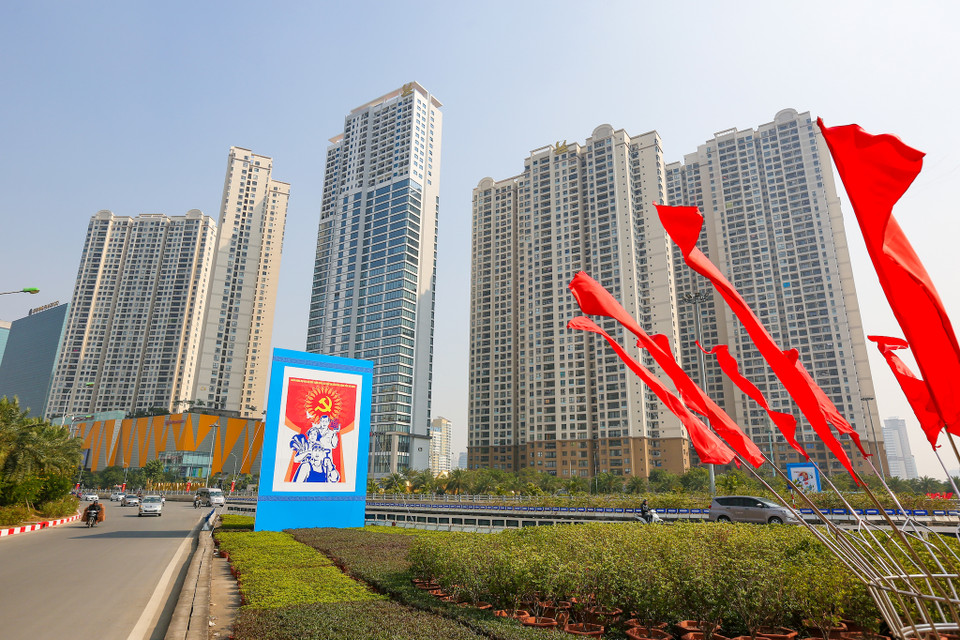 Những tấm pano, áp phích được trưng lên trước các công trình mới của Thủ đô. (Ảnh: Minh Sơn/Vietnam+)