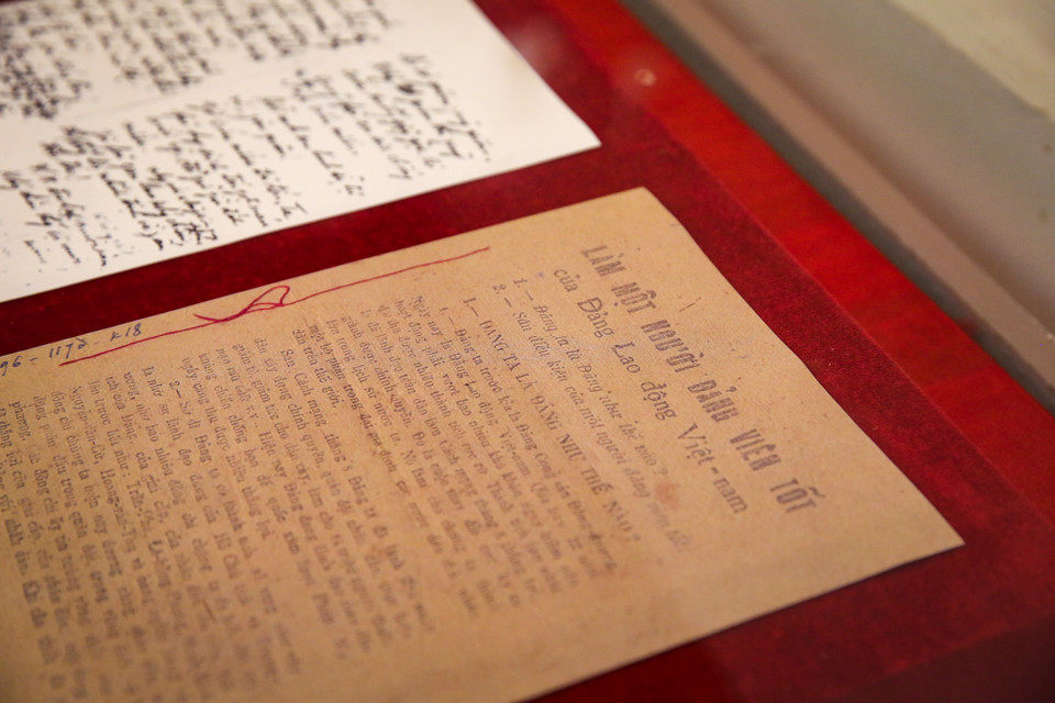 Tài liệu 'Làm một người Đảng viên tốt' của Đảng Lao động Việt Nam. (Ảnh: Minh Sơn/Vietnam+)