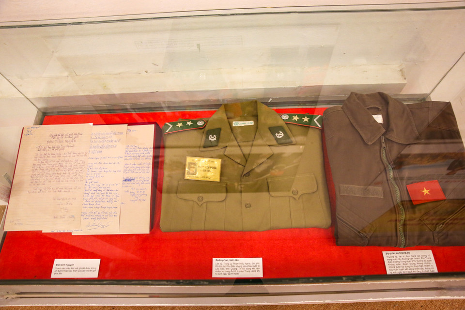 Các bộ quân phục và biển tên của những anh hùng liệt sỹ đã hy sinh trong công cuộc xây dựng, tái thiết đất nước. (Ảnh: Minh Sơn/Vietnam+)