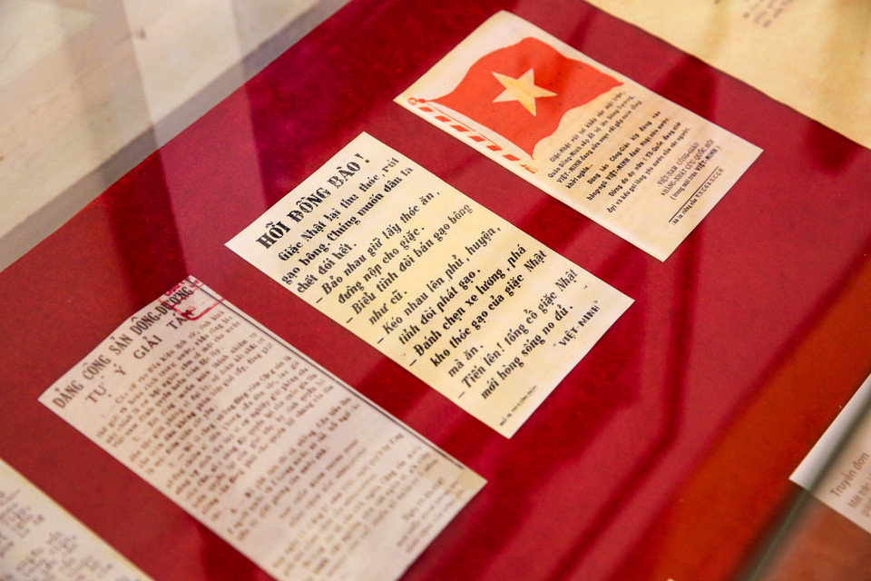 Nhiều hiện vật quý giá bao gồm văn kiện, thư tín của Chủ tịch Hồ Chí Minh và các Tổng bí thư; các đồ dùng làm từ vỏ đạn, vỏ máy bay; các tài liệu liên quan đến liệt sỹ Đặng Thùy Trâm…(Ảnh: Minh Sơn/Vietnam+)