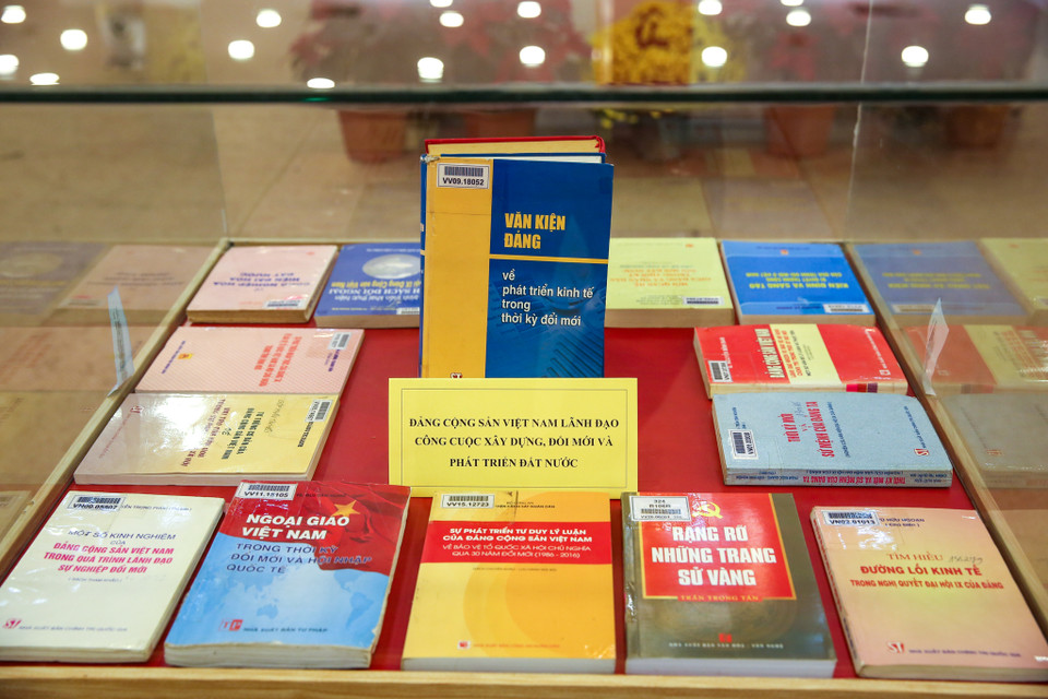 Gắn với từng thời kỳ, triển lãm trưng bày nhiều hiện vật, sách, tư liệu quý giá qua 12 kỳ đại hội đại biểu toàn quốc của Ðảng với những dấu mốc quan trọng và thành tựu vẻ vang của đất nước, trong đó đặc biệt nhấn mạnh công cuộc đổi mới do Ðảng ta khởi xướng và lãnh đạo. (Ảnh: Minh Sơn/Vietnam+)