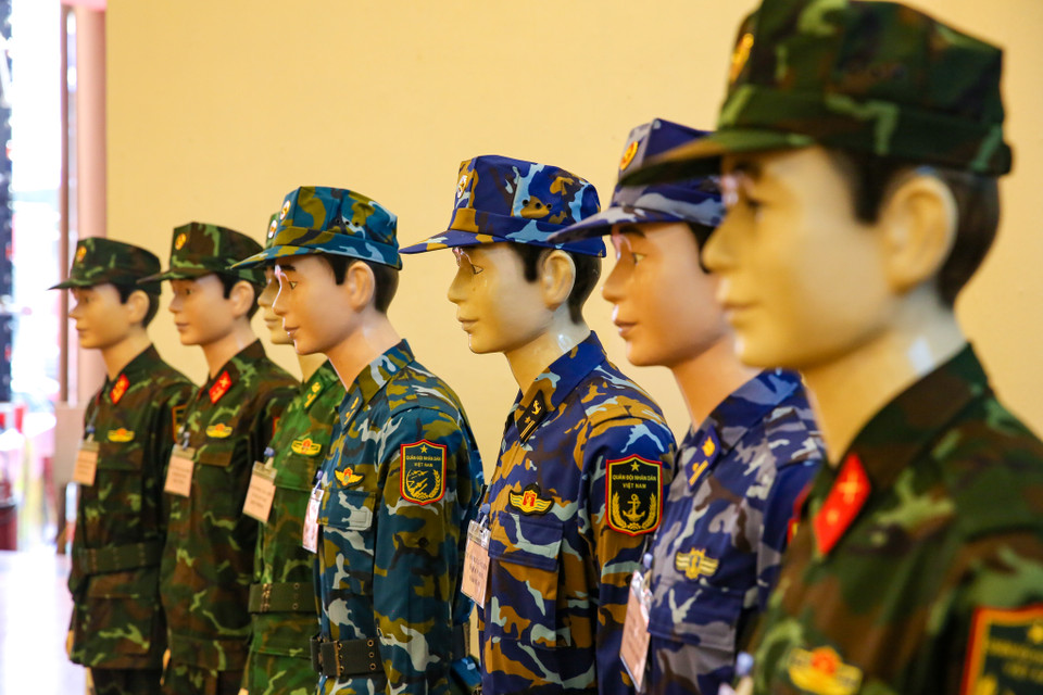 Quân phục các binh chủng của Quân đội nhân dân Việt Nam thời hiện đại. (Ảnh: Minh Sơn/Vietnam+)