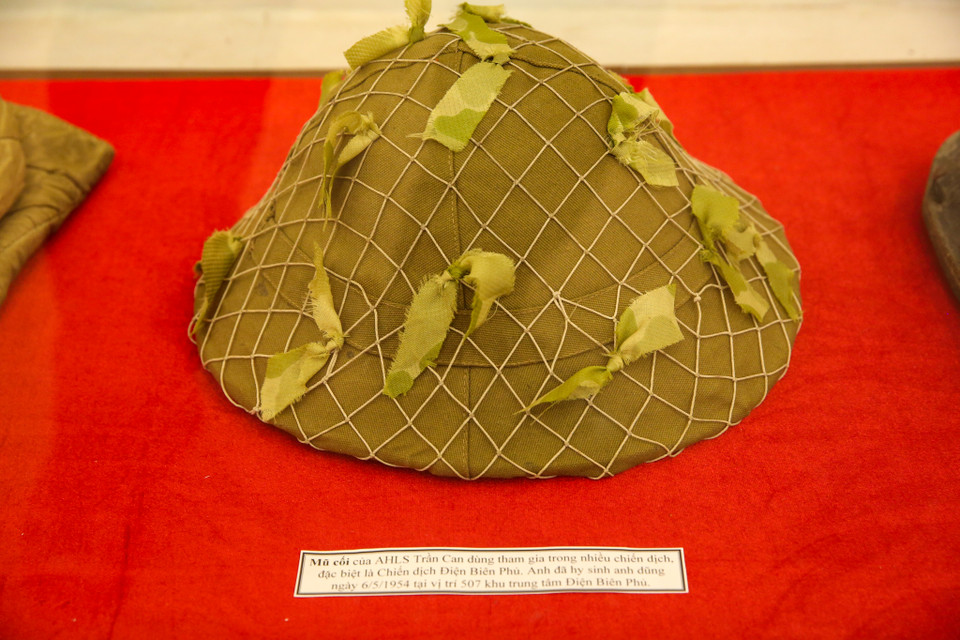 Mũ cối của Anh hùng liệt sỹ Trần Can dùng tham gia trong nhiều chiến dịch, đặc biệt là Chiến dịch Điện Biên Phủ. Anh đã hy sinh anh dũng ngày 6/5/1954 tại vị trí 507 khu trung tâm Điện Biên Phủ. (Ảnh: Minh Sơn/Vietnam+)